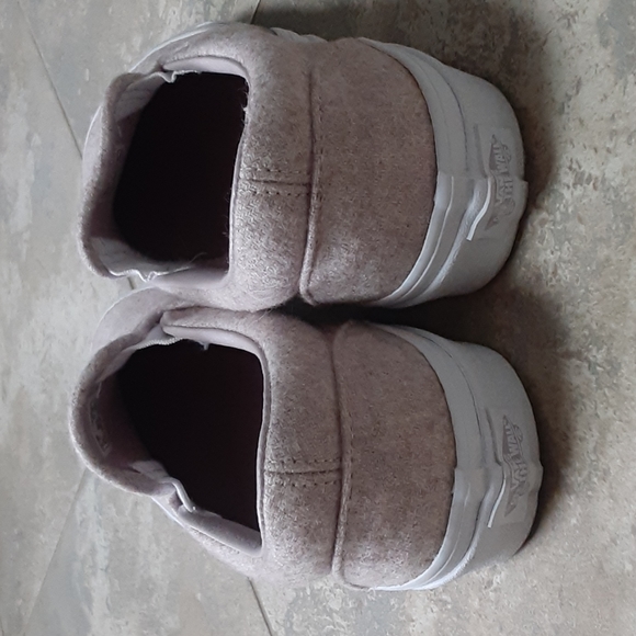 Van's - Picture 2 of 3